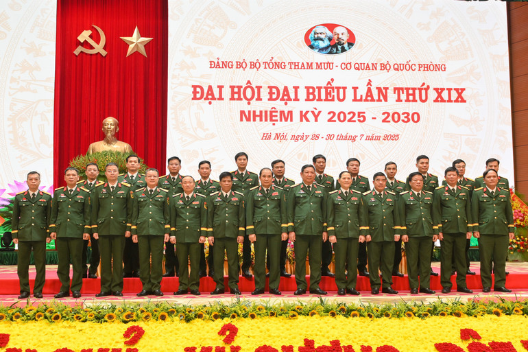 Các đại biểu chụp ảnh lưu niệm. (Ảnh: THẾ ĐẠI) dai-hoi-bo-tong-tham-muu-0681.jpg