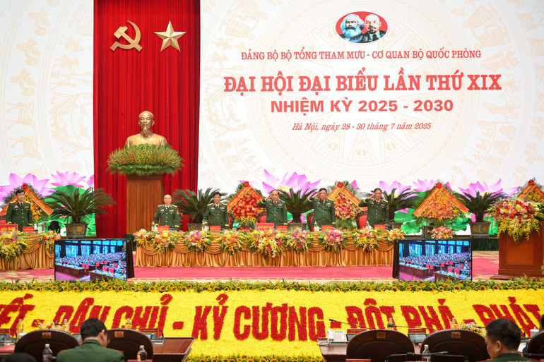 Đoàn Chủ tịch đại hội ra mắt. (Ảnh: THẾ ĐẠI) dai-hoi-bo-tong-tham-muu-0615.jpg