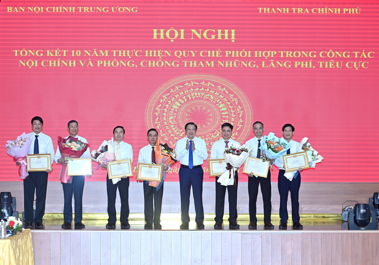 Trưởng Ban Nội chính Trung ương Phan Đình Trạc trao Bằng khen tặng các cá nhân thuộc Thanh tra Chính phủ. (Ảnh: ĐĂNG KHOA) a5-bnd-6708.jpg