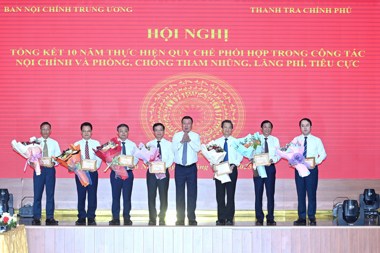 Tổng Thanh tra Chính phủ Đoàn Hồng Phong trao Kỷ niệm chương “Vì sự nghiệp Thanh tra” cho các cá nhân thuộc Ban Nội chính Trung ương. (Ảnh ĐĂNG KHOA) a6-bnd-6713.jpg