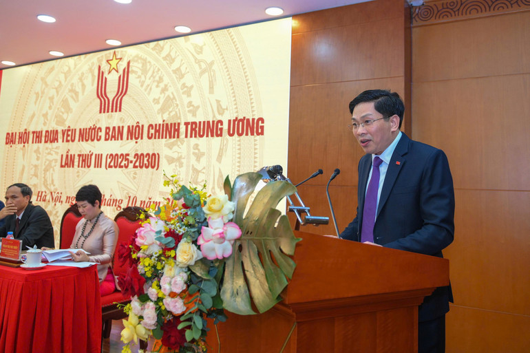 Đồng chí Đặng Văn Dũng, Phó Trưởng Ban Nội chính Trung ương trình bày Báo cáo tại Đại hội. (Ảnh: THẾ ĐẠI) 3.jpg