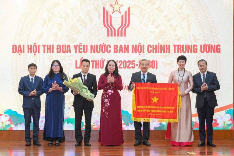 Đồng chí Võ Thị Ánh Xuân trao tặng Cờ thi đua của Thủ tướng Chính phủ cho Vụ Theo dõi công tác phòng, chống tham nhũng, lãng phí, tiêu cực. (Ảnh: THẾ ĐẠI) 7.jpg