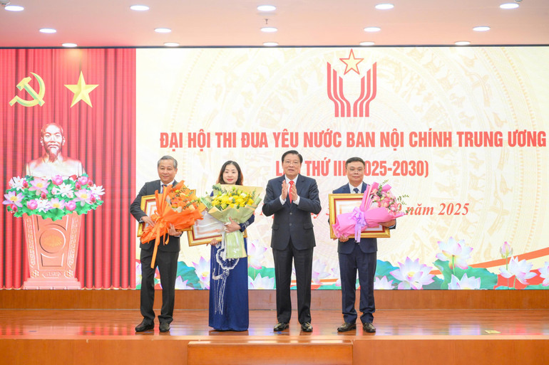 Đồng chí Phan Đình Trạc trao Bằng khen của Thủ tướng Chính phủ tặng cho các đại diện của 3 tập thể. (Ảnh: THẾ ĐẠI) 8.jpg