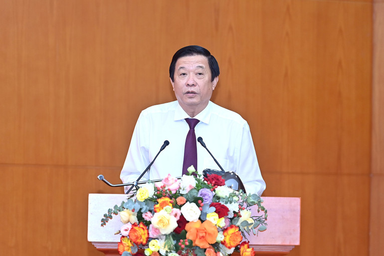 Đồng chí Bùi Văn Nghiêm báo cáo tóm tắt những kết quả đạt được của ngành Nội chính Đảng 6 tháng đầu năm 2025. a7-bnd-2590.jpg