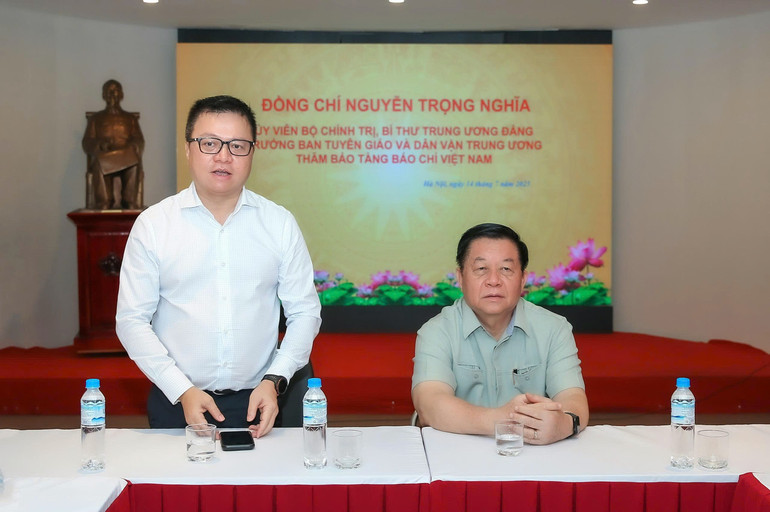 Nhằm giúp công chúng có thể tiếp cận, kết nối các câu chuyện lịch sử được dễ dàng, đồng chí Lê Quốc Minh mong muốn thực hiện số hóa toàn bộ không gian trưng bày tư liệu, hiện vật của Bảo tàng Báo chí Việt Nam. z6803858826068-5ca5850b8e4d08835ab60bc54cff059a.jpg
