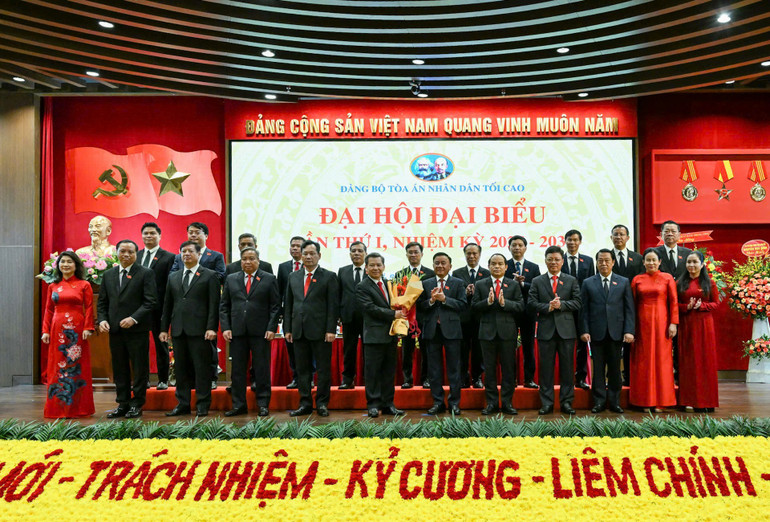 Đồng chí Trần Cẩm Tú chúc mừng Ban Chấp hành Đảng bộ Tòa án nhân dân tối cao nhiệm kỳ 2025-2030. ( Ảnh DUY LINH) z6809857635553-50c51098a88aa3bdd3196647c11e7b2d.jpg