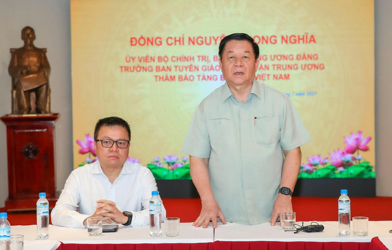 Đồng chí Nguyễn Trọng Nghĩa phát biểu ý kiến. Đồng chí Nguyễn Trọng Nghĩa phát biểu ý kiến.