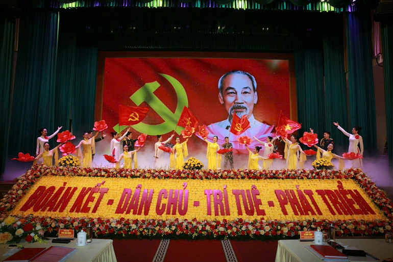 Một tiết mục văn nghệ chào mừng đại hội. 2.jpg