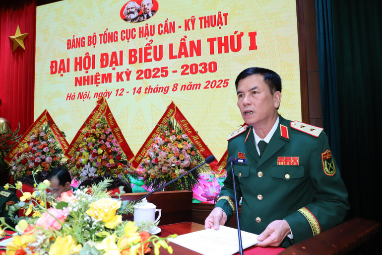 Trung tướng Đỗ Văn Thiện, Bí thư Đảng ủy, Chính ủy Tổng cục Hậu cần-Kỹ thuật phát biểu khai mạc Đại hội. (Ảnh: THANH TÚ) 7.jpg
