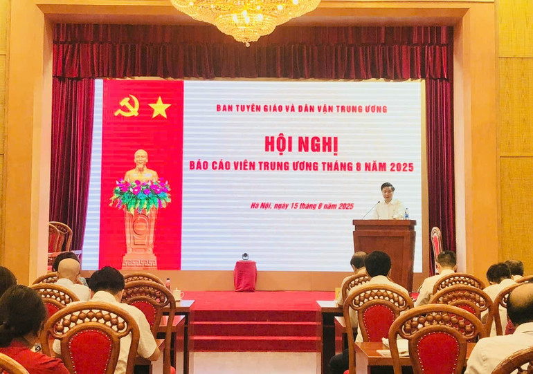 Đồng chí Phan Trung Tuấn, Vụ trưởng Vụ Chính quyền địa phương, Bộ Nội vụ trình bày chuyên đề tại hội nghị. Đồng chí Phan Trung Tuấn, Vụ trưởng Vụ Chính quyền địa phương, Bộ Nội vụ trình bày chuyên đề tại hội nghị.
