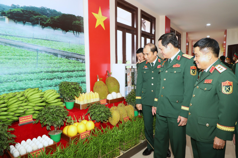 Thượng tướng Vũ Hải Sản và các đại biểu tham quan khu trưng bày sản phẩm tại Đại hội. (Ảnh: THANH TÚ) 3a.jpg