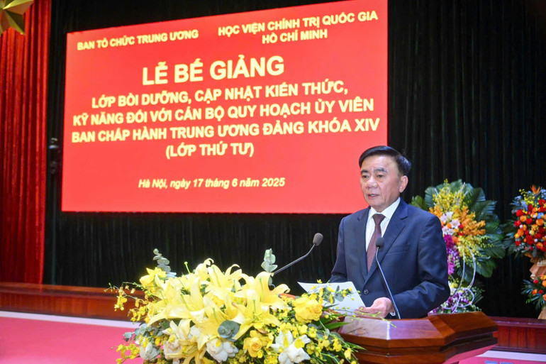 Đồng chí Trần Cẩm Tú phát biểu chỉ đạo Lễ bế giảng lớp học. (Ảnh: THỦY NGUYÊN) z6714644024945-073271983130c68cd5064256dbc71c63.jpg