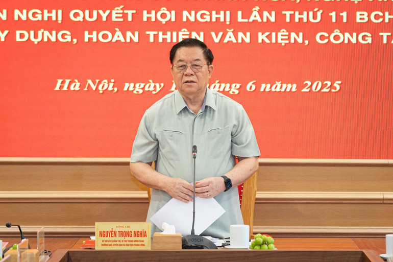 Đồng chí Nguyễn Trọng Nghĩa kết luận buổi làm việc. (Ảnh: SƠN TÙNG) z6696836879851-4adc60145a6a156fd5b0a974bc207003.jpg