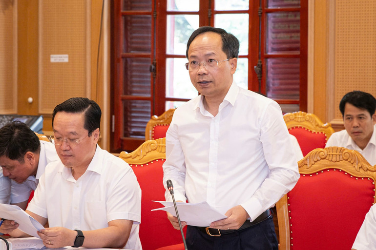 Đồng chí Nguyễn Duy Lâm, Bí thư Tỉnh ủy Hà Tĩnh trình bày báo cáo tại buổi làm việc. (Ảnh: SƠN TÙNG) z6696837025705-d8ef18f0928e84781a04d89c4c2aaeb8.jpg