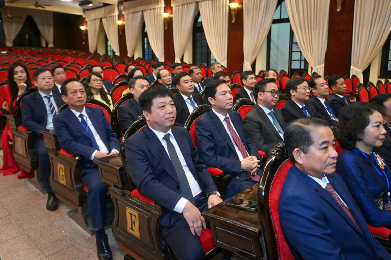 Các đồng chí học viên tham dự Lễ bế giảng lớp bồi dưỡng. (Ảnh: THỦY NGUYÊN) z6714644018460-0be2b9d660b97b87235c9cbf37d0d201.jpg