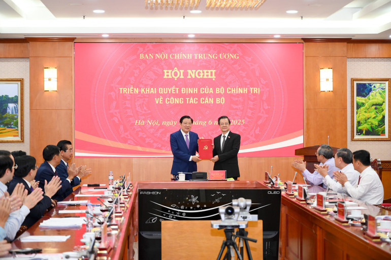 Đồng chí Phan Đình Trạc trao Quyết định của Bộ Chính trị cho đồng chí Lê Hồng Quang (Ảnh: THẾ ĐẠI). ban-noi-chinh-tu-6798.jpg