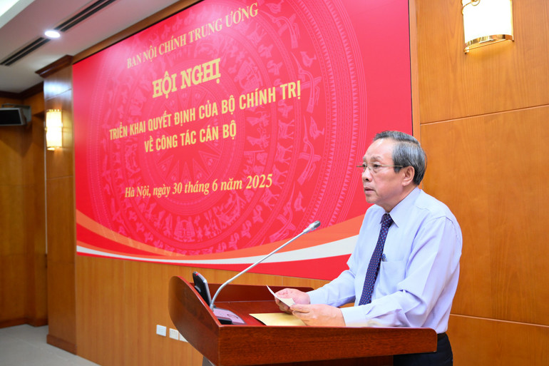 Đồng chí Hoàng Đăng Quang, Ủy viên Trung ương Đảng, Phó Trưởng ban Thường trực Ban Tổ chức Trung ương công bố Quyết định của Bộ Chính trị về công tác cán bộ. (Ảnh: THẾ ĐẠI) ban-noi-chinh-tu-6772.jpg