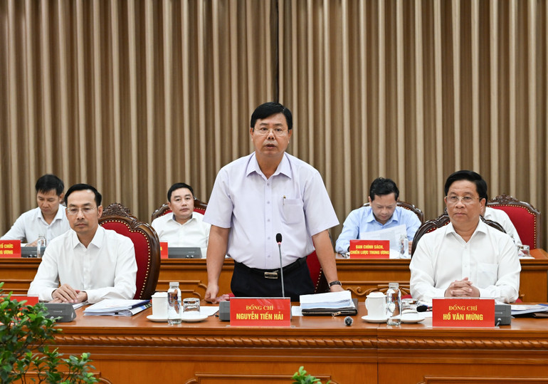 Đồng chí Nguyễn Tiến Hải, Ủy viên Trung ương Đảng, Bí thư Tỉnh ủy An Giang báo cáo tại buổi làm việc. (Ảnh: TRẦN HẢI) z6973433672680-b8d224f57ab65f3a88a9dc94eb4f4a44.jpg