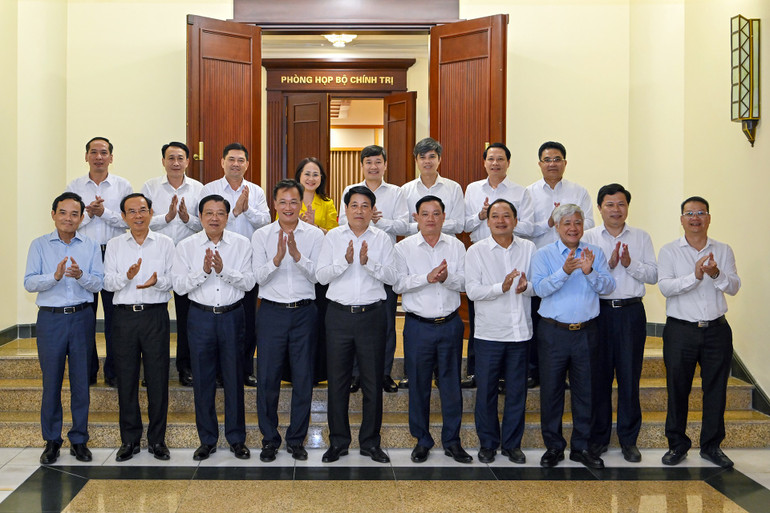 Các đồng chí trong Tổ Công tác số 1 với Ban Thường vụ Tỉnh ủy Hưng Yên. (Ảnh: THỦY NGUYÊN) chi-4296.jpg