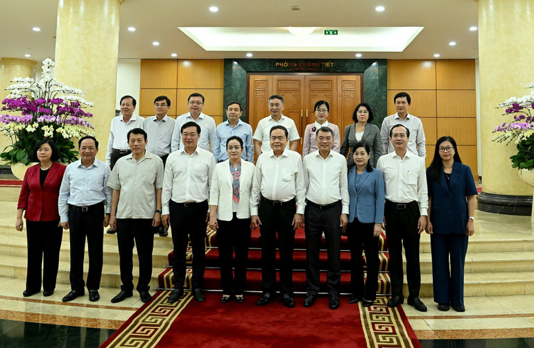 Các đồng chí trong Tổ Công tác số 3 với Ban Thường vụ Tỉnh ủy Đồng Tháp. (Ảnh: DUY LINH) 3.jpg