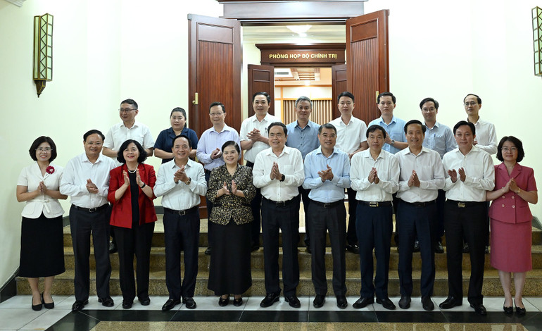 Đồng chí Trần Thanh Mẫn cùng các đồng chí trong Bộ Chính trị với Ban Thường vụ Tỉnh ủy Lai Châu. (Ảnh: DUY LINH) bnd-9972.jpg