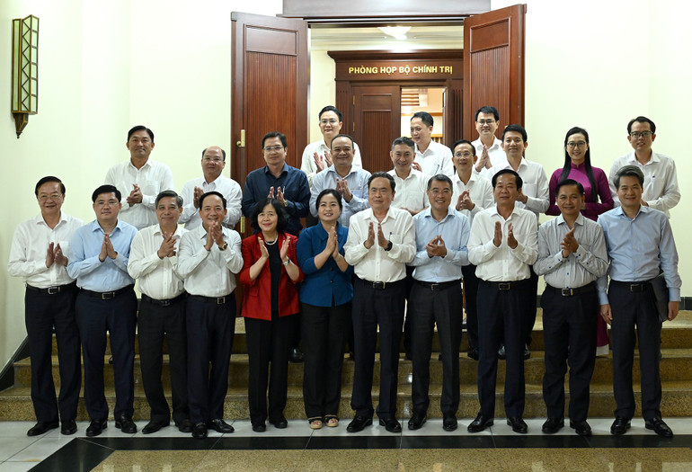 Đồng chí Trần Thanh Mẫn cùng các đồng chí trong Bộ Chính trị với Ban Thường vụ Thành ủy Cần Thơ. (Ảnh: DUY LINH) Đồng chí Trần Thanh Mẫn cùng các đồng chí trong Bộ Chính trị với Ban Thường vụ Thành ủy Cần Thơ. (Ảnh: DUY LINH)