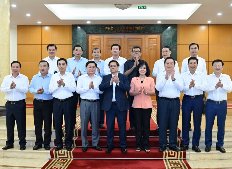 Các đồng chí trong Tổ Công tác số 2 với Ban Thường vụ Tỉnh ủy Tây Ninh. (Ảnh: TRẦN HẢI)