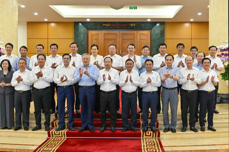 Đồng chí Trần Cẩm Tú cùng các đồng chí trong Tổ công tác số 4 với Ban Thường vụ Tỉnh ủy Hà Tĩnh (Ảnh: THỦY NGUYÊN) chi-2545.jpg