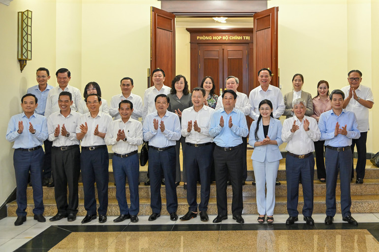 Các đồng chí trong Tổ Công tác số 1 cùng Ban Thường vụ Tỉnh ủy Đồng Nai. (Ảnh: THỦY NGUYÊN) chi-3605.jpg
