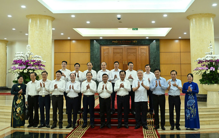 Các đồng chí trong Tổ Công tác số 4 với Ban Thường vụ Tỉnh ủy Thái Nguyên. (Ảnh: DUY LINH) z6990479885795-c57515e82f4b665b2d982593bf34b832.jpg