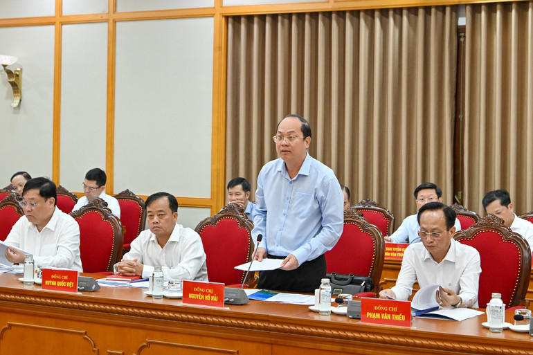 Đồng chí Nguyễn Hồ Hải, Bí thư Tỉnh ủy Cà Mau báo cáo tại buổi làm việc. (Ảnh: THỦY NGUYÊN) chi-3928.jpg