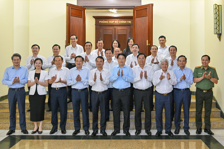 Các đồng chí trong Tổ Công tác số 1 cùng Ban Thường vụ Tỉnh ủy Phú Thọ. (Ảnh: THỦY NGUYÊN) chi-3283.jpg