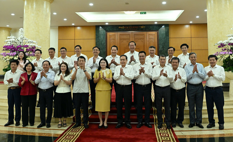 Các đồng chí trong Tổ Công tác số 3 với Ban Thường vụ Tỉnh ủy Quảng Trị. (Ảnh: DUY LINH) z6990477859245-a7cc8d875778d6e07d0c446eb196fe9e.jpg