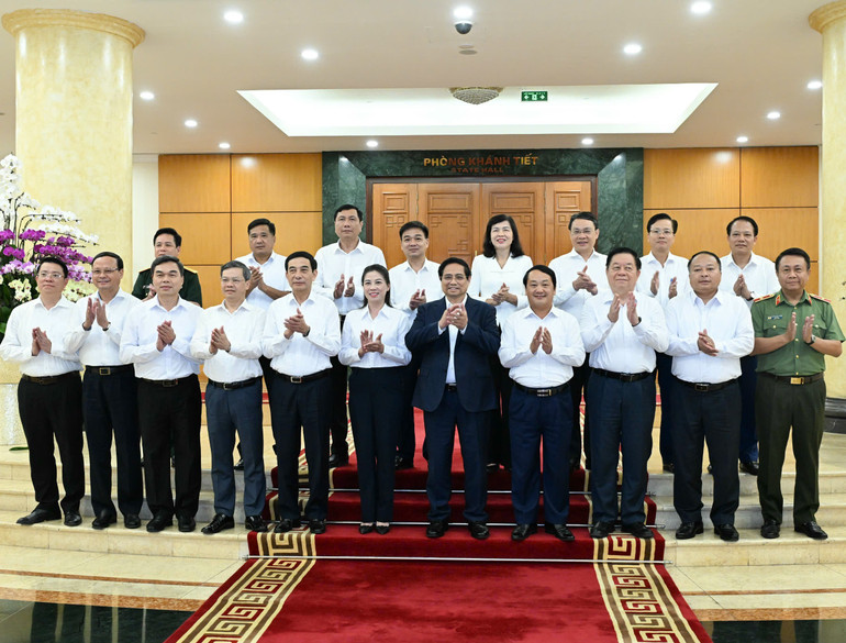 Các đồng chí trong Tổ Công tác số 2 với Ban Thường vụ Tỉnh ủy Tuyên Quang. (Ảnh: TRẦN HẢI) tq3.jpg