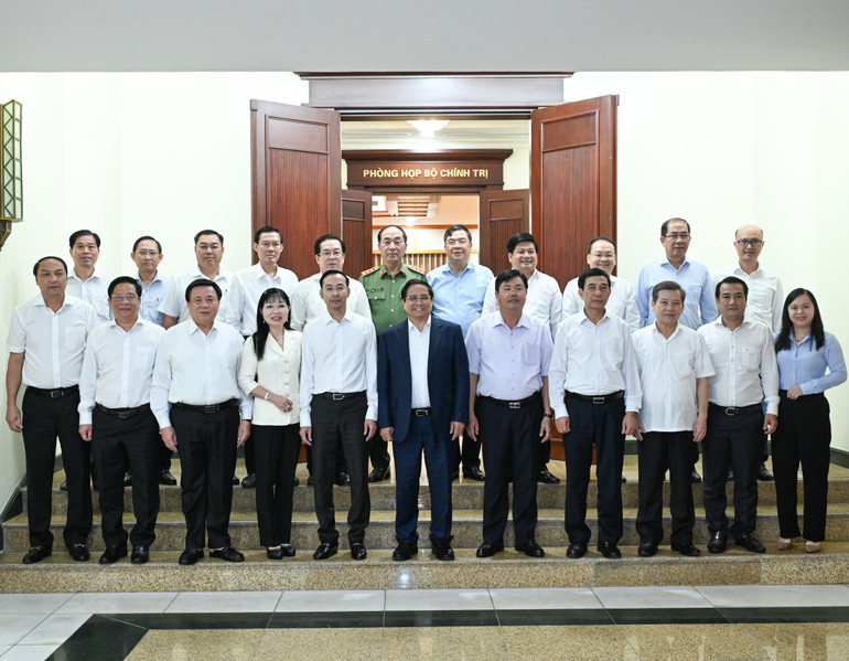 Thủ tướng Phạm Minh Chính cùng các đồng chí trong Bộ Chính trị với Ban Thường vụ Tỉnh ủy An Giang. (Ảnh: TRẦN HẢI) 2.jpg