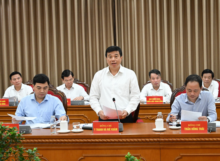 Đồng chí Y Thanh Hà Niê Kđăm, Ủy viên Trung ương Đảng, Bí thư Tỉnh ủy Lâm Đồng báo cáo tại buổi làm việc. (Ảnh: TRẦN HẢI) z6973435696928-aeed905ac80c0f9b940fe44e101f6183.jpg
