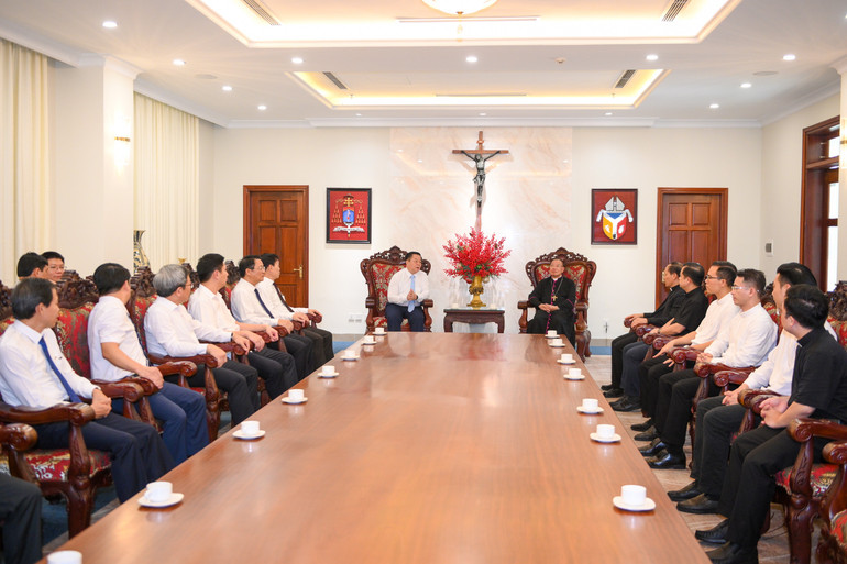 Quang cảnh buổi thăm, chúc mừng của đồng chí Nguyễn Trọng Nghĩa tại Tòa Tổng Giám mục Hà Nội. (Ảnh: THẾ ĐẠI) bac-nghia-2493.jpg
