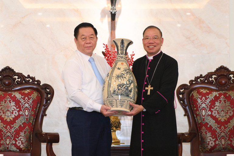 Đồng chí Nguyễn Trọng Nghĩa thay mặt lãnh đạo Đảng, Nhà nước tặng Tổng Giáo phận Hà Nội sản phẩm thủ công mỹ nghệ truyền thống. (Ảnh: THẾ ĐẠI) bac-nghia-2509.jpg