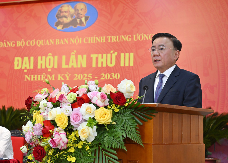 Đồng chí Thường trực Ban Bí Thư Trần Cẩm Tú phát biểu chỉ đạo. (Ảnh: THỦY NGUYÊN) chi-9878-1.jpg