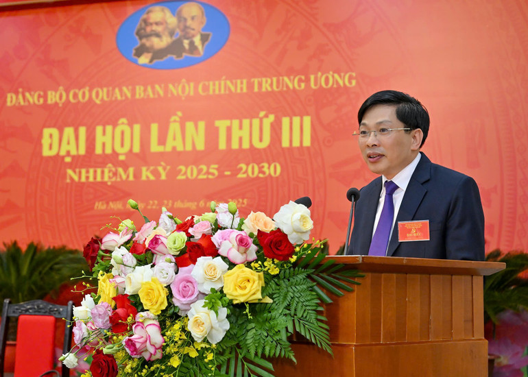 Đồng chí Đặng Văn Dũng phát biểu nhận nhiệm vụ Bí thư Đảng ủy nhiệm kỳ 2025-2030. (Ảnh: THỦY NGUYÊN) a11.jpg