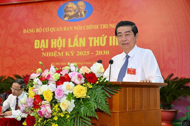 Đồng chí Võ Văn Dũng, Ủy viên Trung ương Đảng, Phó Trưởng ban Thường trực, Bí thư Đảng ủy cơ quan Ban Nội chính Trung ương phát biểu khai mạc Đại hội. (Ảnh: THỦY NGUYÊN) a2.jpg