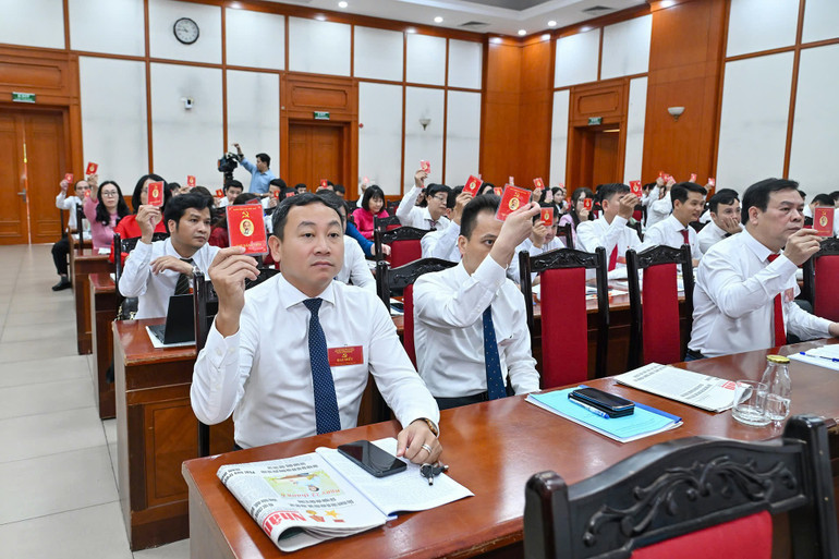 Các đại biểu thông qua Dự thảo Nghị quyết Đại hội. (Ảnh: THỦY NGUYÊN) a8.jpg