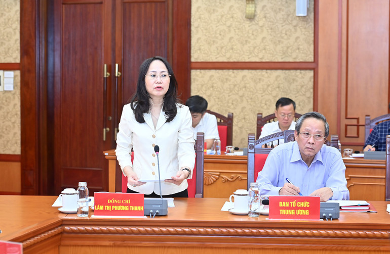 Đồng chí Lâm Thị Phương Thanh, Ủy viên Trung ương Đảng, Phó Chánh Văn phòng Thường trực Văn phòng Trung ương Đảng trình bày báo cáo tại hội nghị. (Ảnh: ĐĂNG KHOA ) a3-bnd-1079.jpg