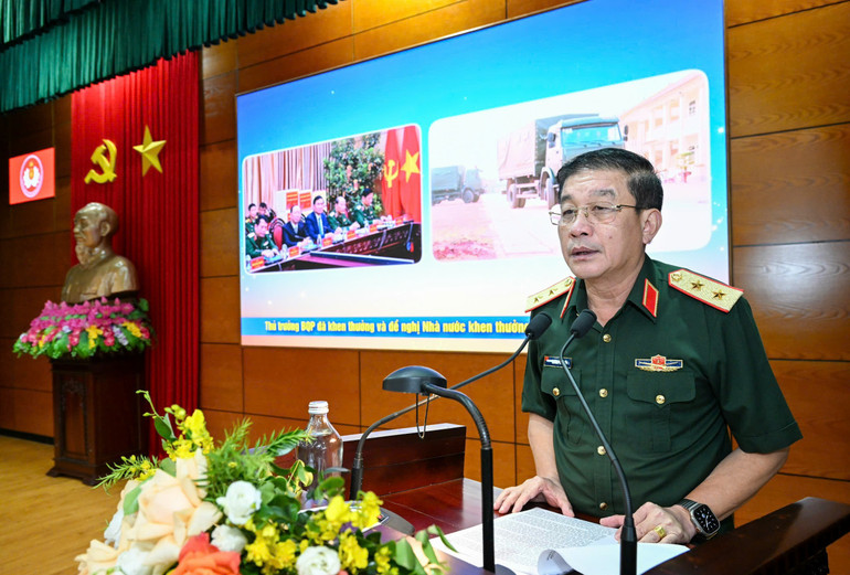 Trung tướng Trương Thiên Tô trình bày báo cáo sơ kết công tác đảng, công tác chính trị 6 tháng đầu năm 2025. (Ảnh: THẾ ĐẠI) a2.jpg