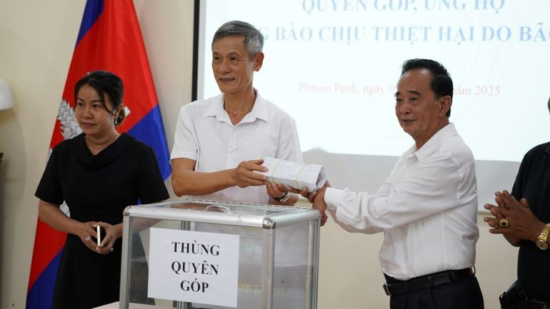 Đại sứ Nguyễn Minh Vũ (thứ hai từ trái sang) tiếp nhận số tiền ủng hộ của Hội Khmer-Việt Nam tại Campuchia (KVA). (Ảnh: ĐINH TRƯỜNG) dsc02973.jpg