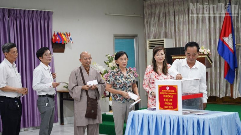 Cộng đồng kiều bào tại Campuchia tham gia lễ quyên góp. (Ảnh: ĐINH TRƯỜNG) ndo_tr_dsc02945.jpg