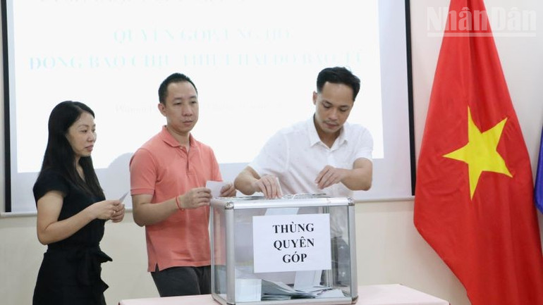 Cán bộ, nhân viên Đại sứ quán Việt Nam tại Campuchia tham gia quyên góp. (Ảnh: HUY VŨ) ndo_tr_img-5471.jpg