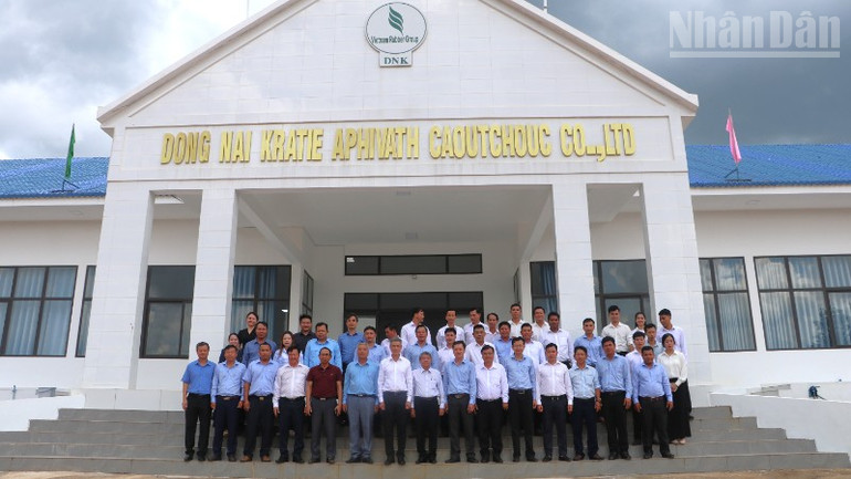 Đại sứ Nguyễn Minh Vũ cùng đoàn công tác thăm và làm việc với các công ty cụm II-Campuchia của Tập đoàn Công nghiệp Cao su Việt Nam. (Ảnh: HUY VŨ) ndo_tr_img-3499-3243.jpg