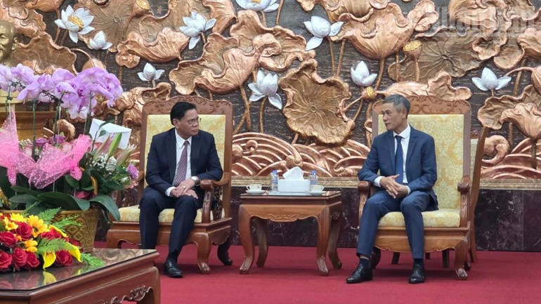 Đại sứ Nguyễn Minh Vũ (bên phải) và Đại sứ Buakeo Phumvongsay. ndo_tr_photo-2025-08-19-17-28-51-4877.jpg