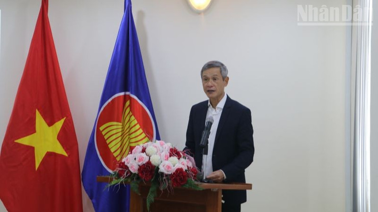 Đại sứ Việt Nam tại Campuchia Nguyễn Minh Vũ phát biểu khai mạc Tọa đàm. (Ảnh: HUY VŨ) ndo_tr_dai-su.jpg